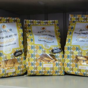 Les petits sablés au Cantal AOP fabriqués artisanalement dans le département Cantal se dégustent à l'apéritif. Un produit de terroir de qualité sélectionné par MORIN Fromager à Aurillac.