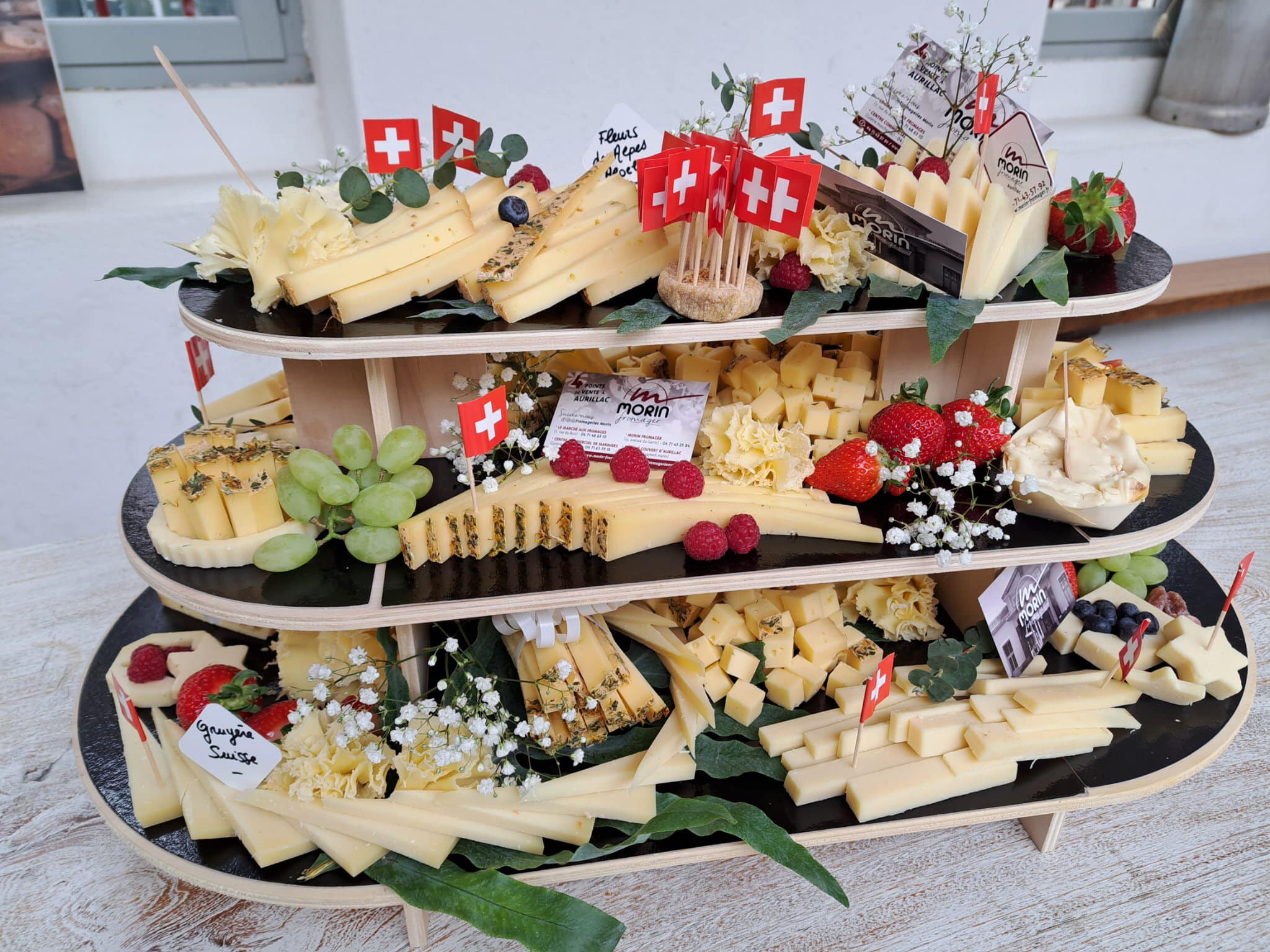 Un plateau de buffet fromager suisse réalisé par MORIN Fromager à Aurillac.