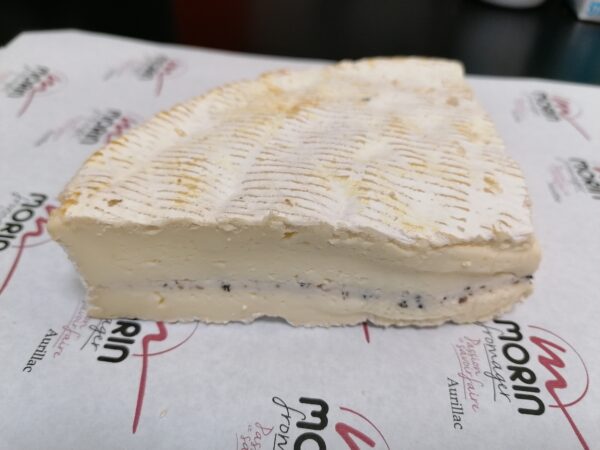 Le petit Morin à la truffe d’été est un fromage à pâte fleurie idéal pour les fêtes.
