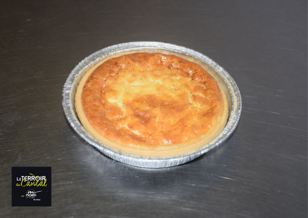 La tartelette au Cantal AOP est une tarte salée au fromage cuisinée maison dans notre atelier culinaire "Le Terroir du Cantal" à Aurillac.