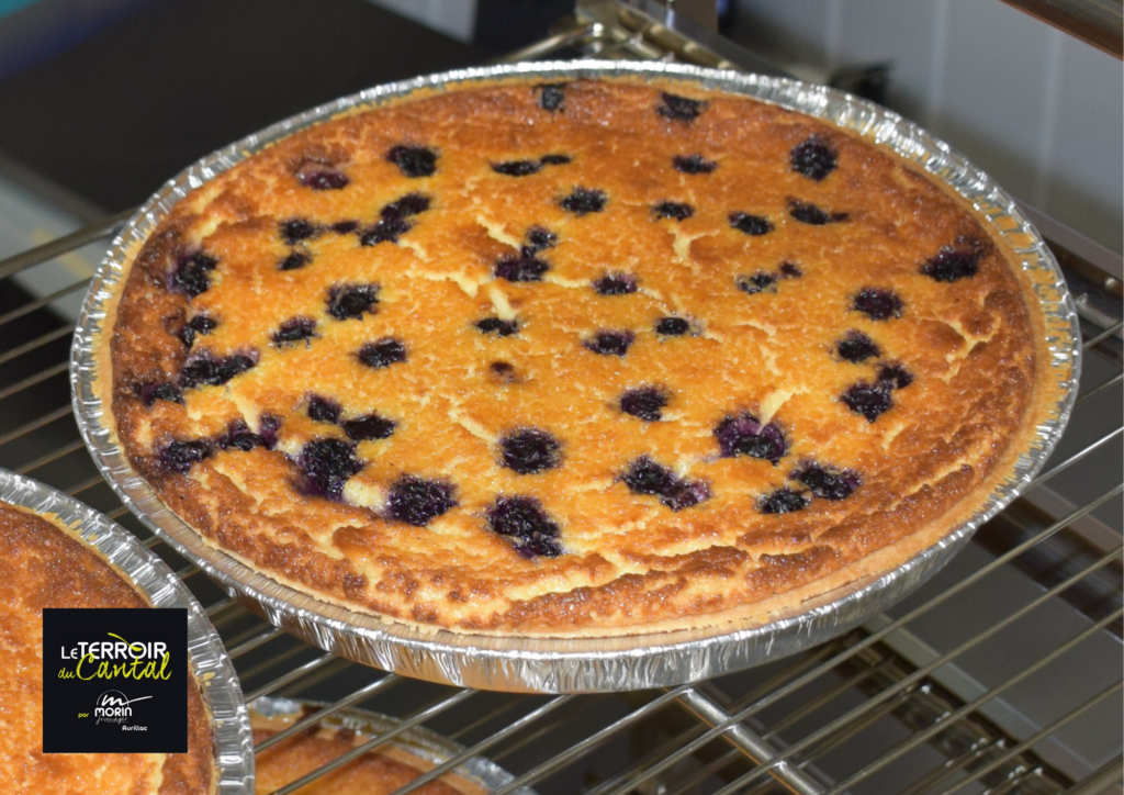 La myrtillaise est une tarte à la tome fraîche du Cantal garnie de myrtilles. Une création de notre atelier culinaire "Le Terroir du Cantal" à Aurillac.